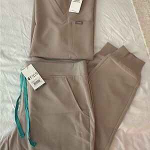 Figs Women's Boulder Scrub Set with Teal Drawstring